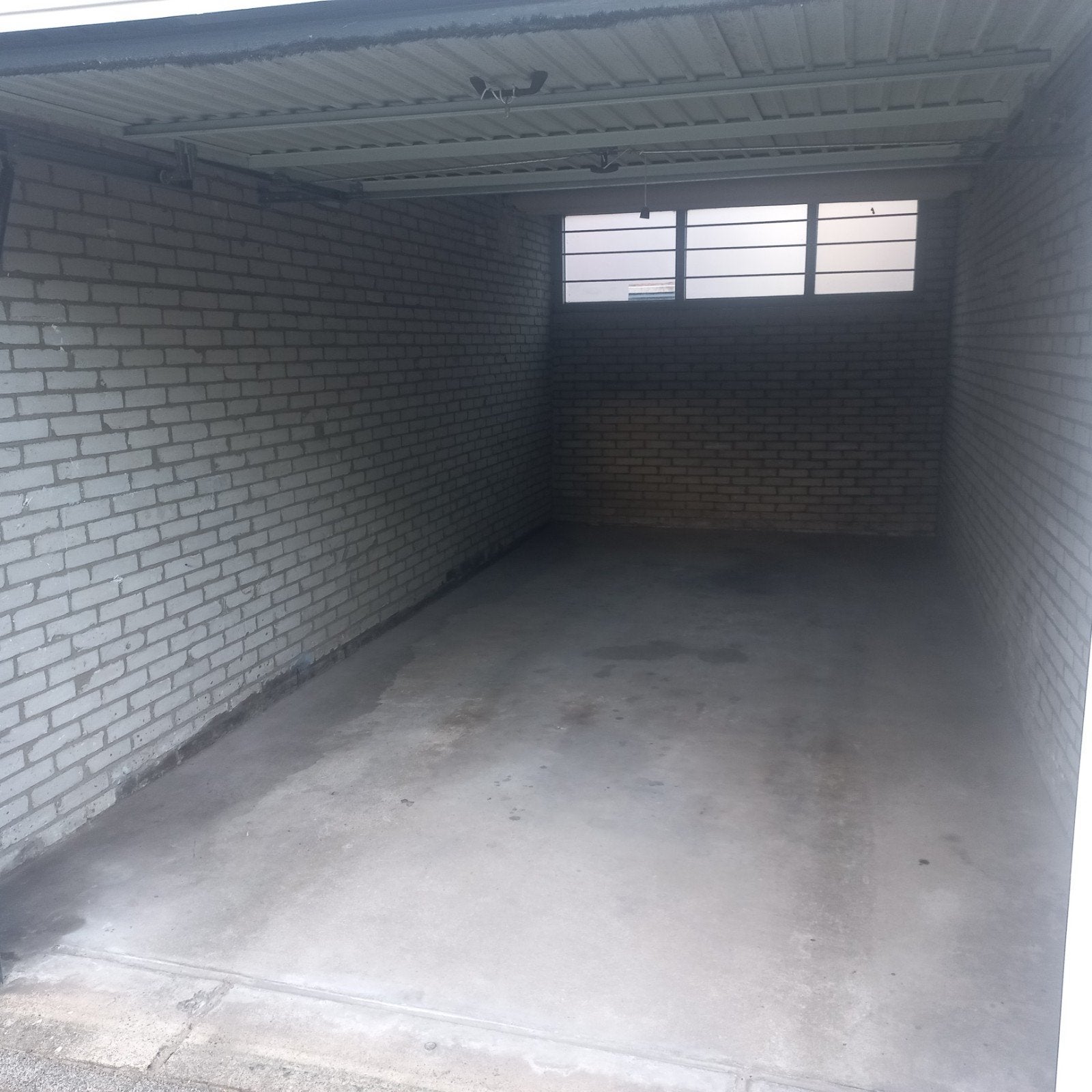 TE HUUR GARAGEBOX ROTTERDAM  - ZUID.