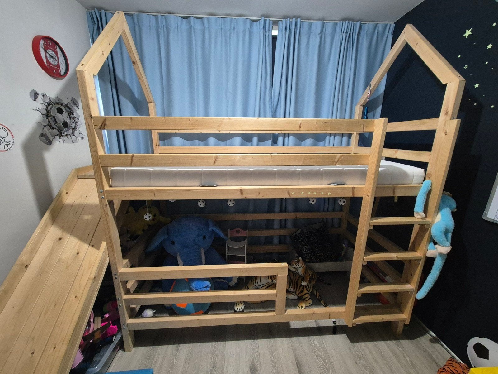 Stapelbed huisje met glijbaan (90x200cm), perfecte staat, Ophalen, 90 cm, Tweepersoons, Zo goed als nieuw