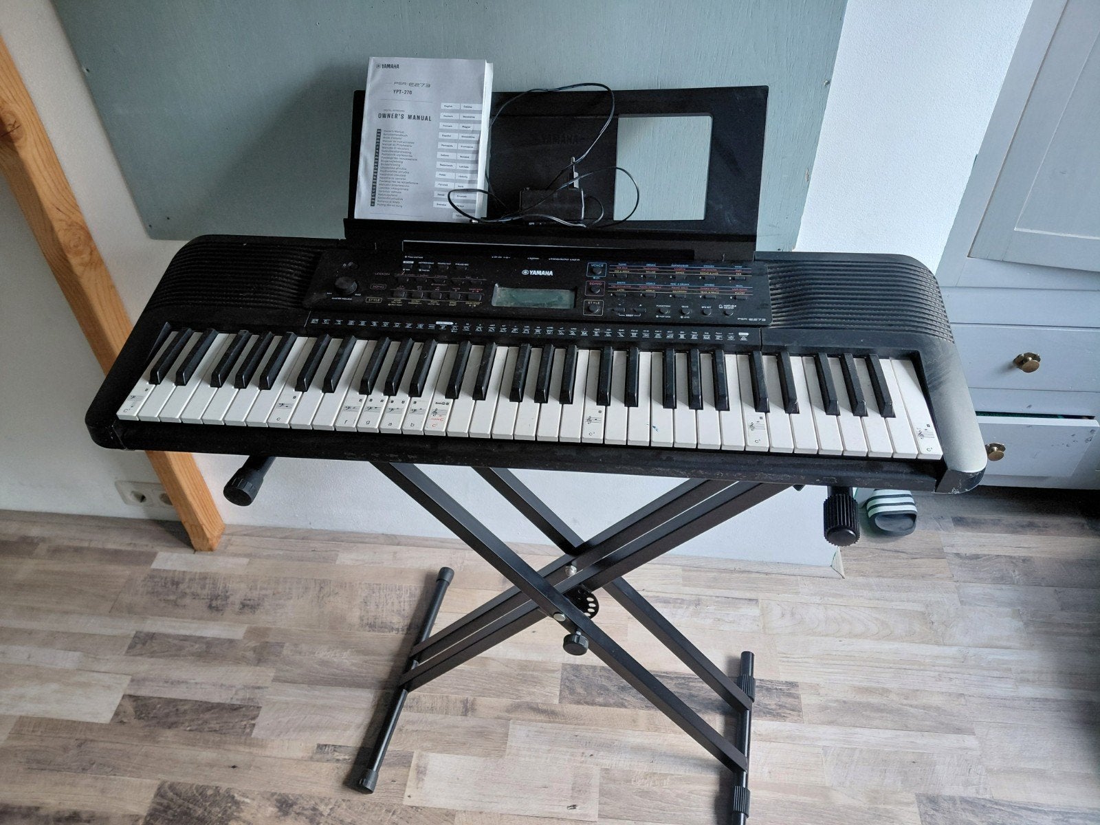 Yamaha PSR-E273 Keyboard met standaard en handleiding, Ophalen, Yamaha, Met standaard, 61 toetsen