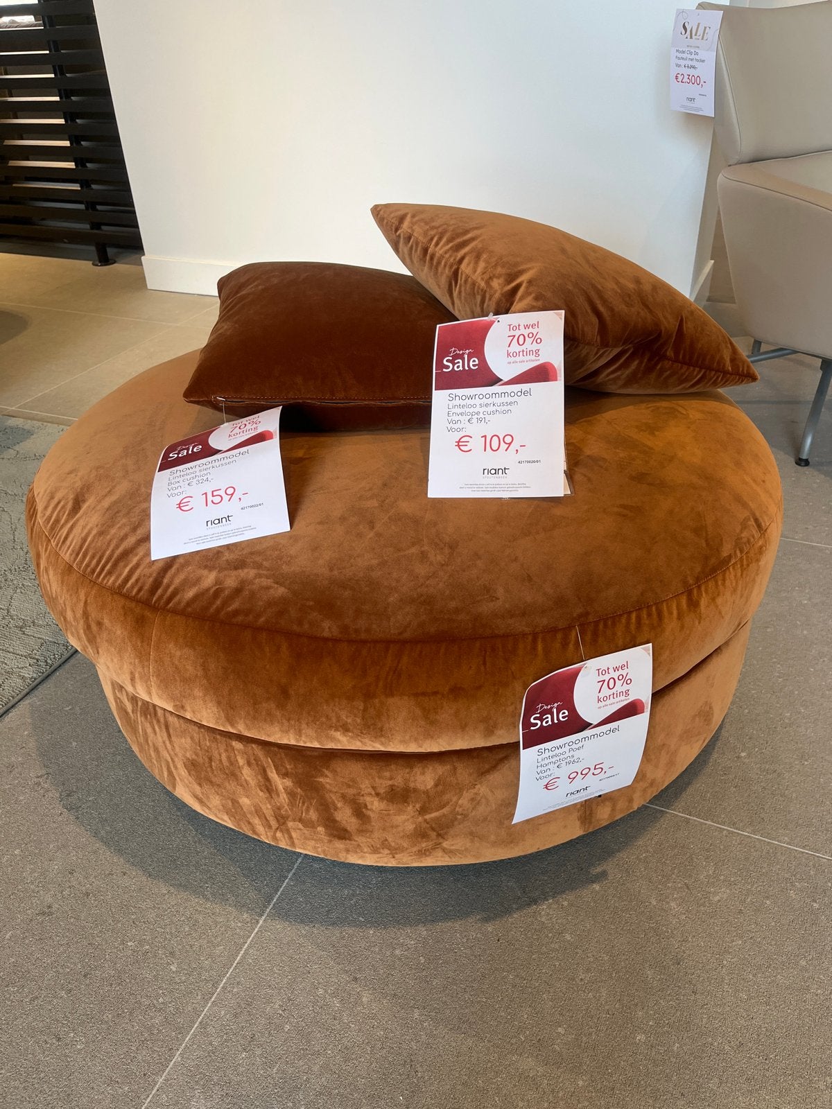 Linteloo poef, showroommodel, 100cm doorsnee, Ophalen, Rond, Zo goed als nieuw, 100 tot 125 cm