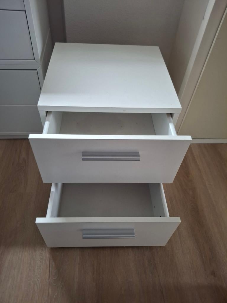 Wit nachtkastje met twee lades, Ophalen, Gebruikt, Minder dan 45 cm, 55 tot 70 cm