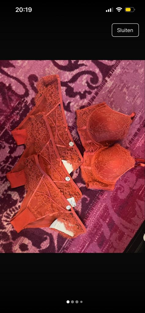 Hunkemöller BH met bijpassende Brazilians 80E, Kleding | Dames, Ondergoed en Lingerie, Ophalen of Verzenden, Rood, Setje
