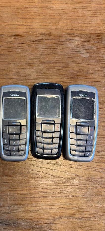 Oude retro Nokia's - Inclusief opladers en werkende batterij, Telecommunicatie, Mobiele telefoons | Nokia, Gebruikt, Overige kleuren