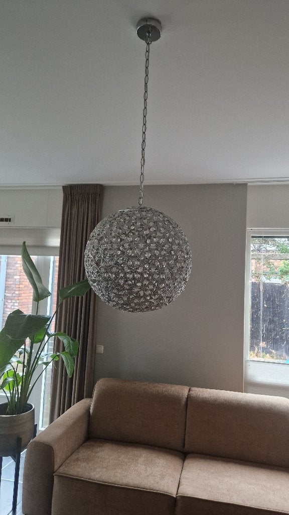 Bolvormige hanglamp zilverkleur met kristallen bloemen, Ophalen, Zo goed als nieuw, Overige materialen, Modern klassiek