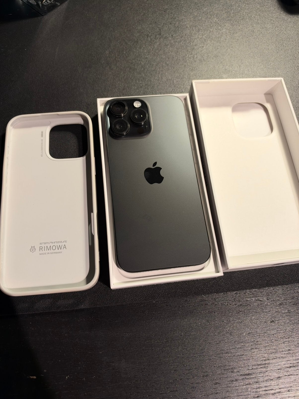 iPhone 16 Pro Max - Zwart - 256GB - incl Rimowa hoesje, 256 GB, 89 %, Zwart, IPhone 16 Pro Max