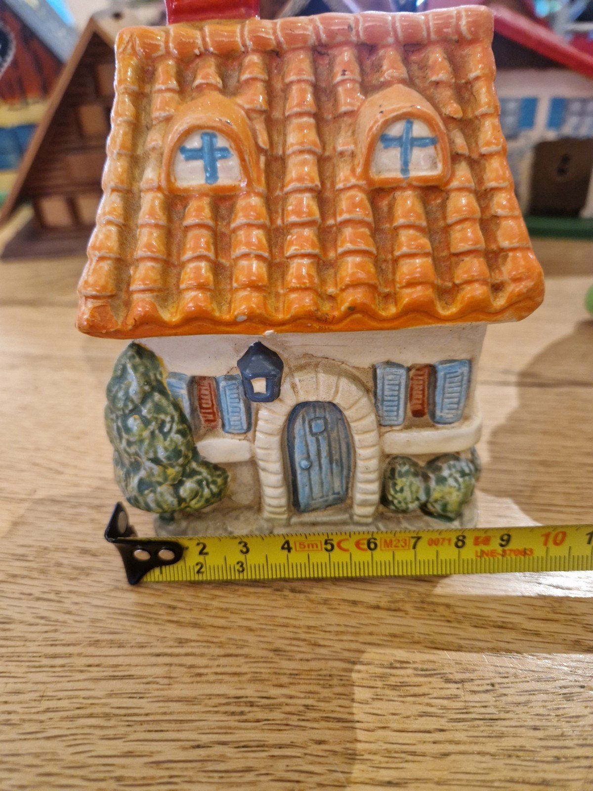 Vintage spaarpot huisje van steen/keramiek, Verzamelen, Spaarpotten, Ophalen of Verzenden, Gebruikt, Steen, Aardewerk of Keramiek