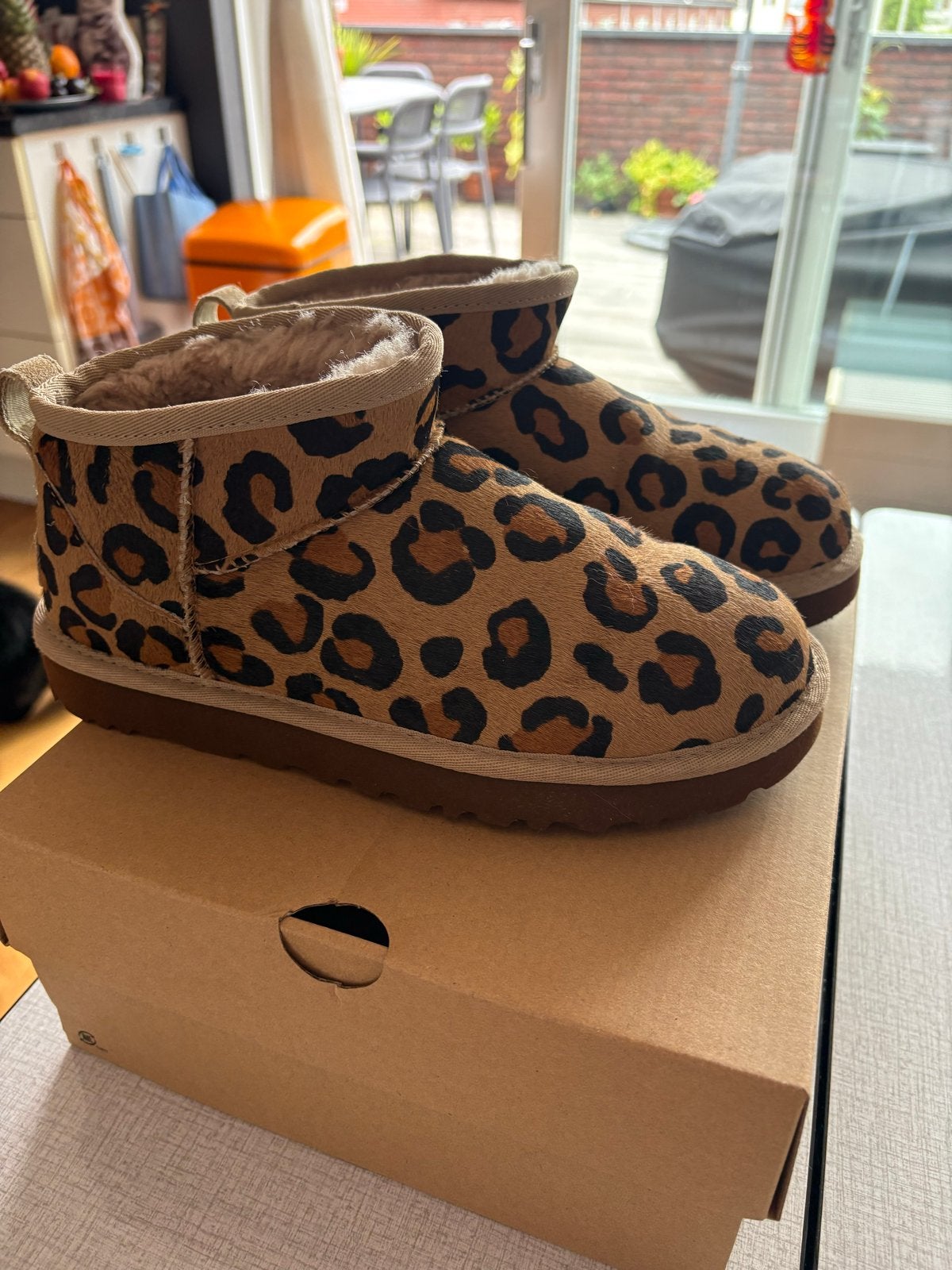 Nieuwe UGG Ultra Mini Leopard Maat 38, Ophalen of Verzenden, Nieuw, Bruin, Lage of Enkellaarzen