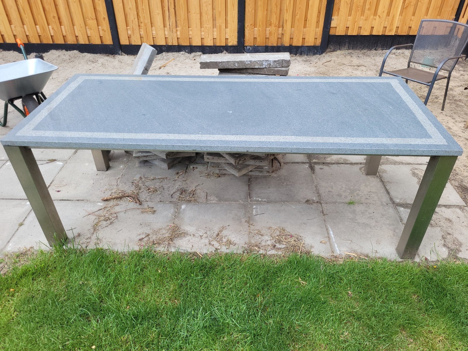 Te koop hardstenen buitentafel.
220 lang 90 breedt 76 hoog., Tuin en Terras, Ophalen, Gebruikt, Rechthoekig