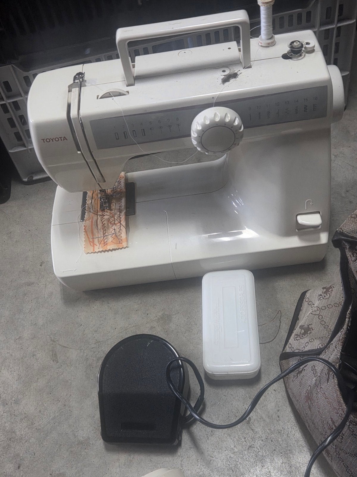 Toyota Naaimachine DC31 RS2000 Serie met accessoires, Ophalen, Gebruikt, Naaimachine, Overige merken