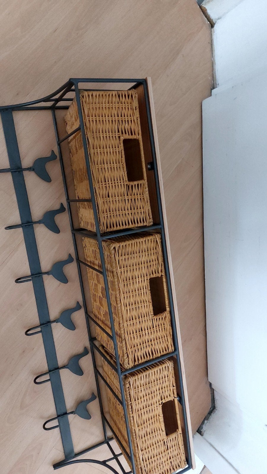 Te koop kapstok met rotan mandjes., Ophalen, Hout, Wandkapstok, Minder dan 100 cm