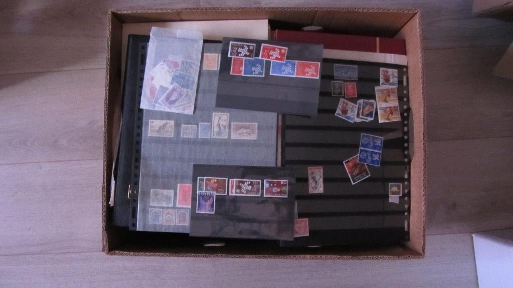 Doos diversen uit nalatenschap, Postzegels en Munten, Postzegels | Volle albums en Verzamelingen, Ophalen of Verzenden, Nederland en Buitenland