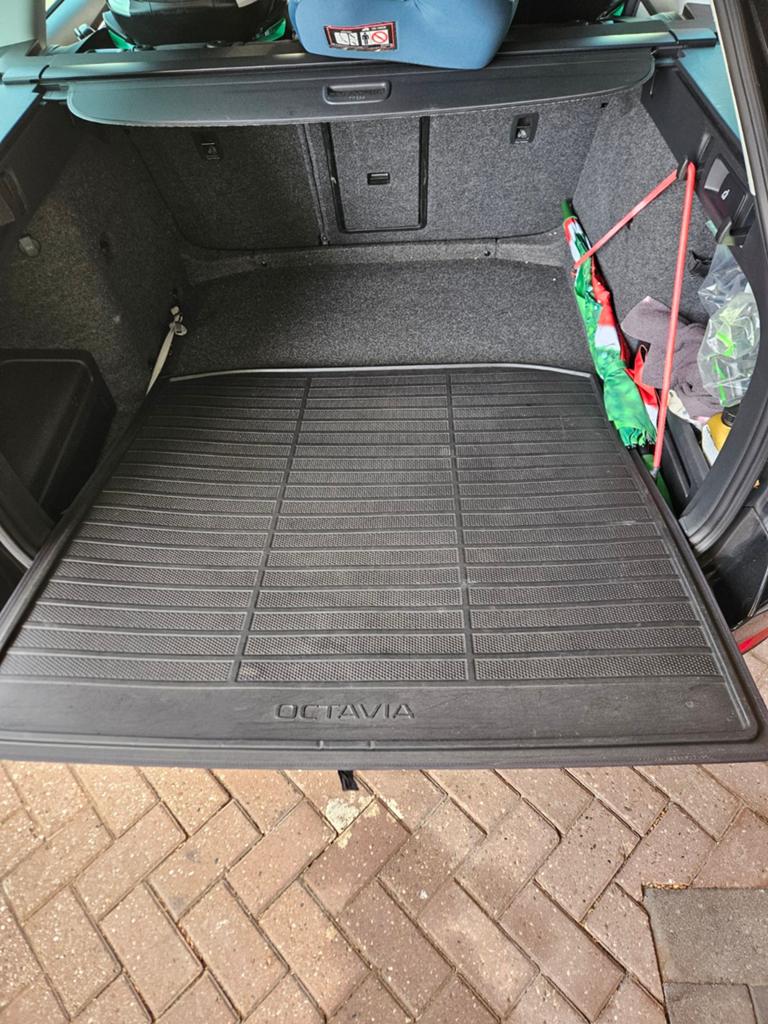 2-zijdige kofferbakmat Skoda Octavia 2015 model, Ophalen