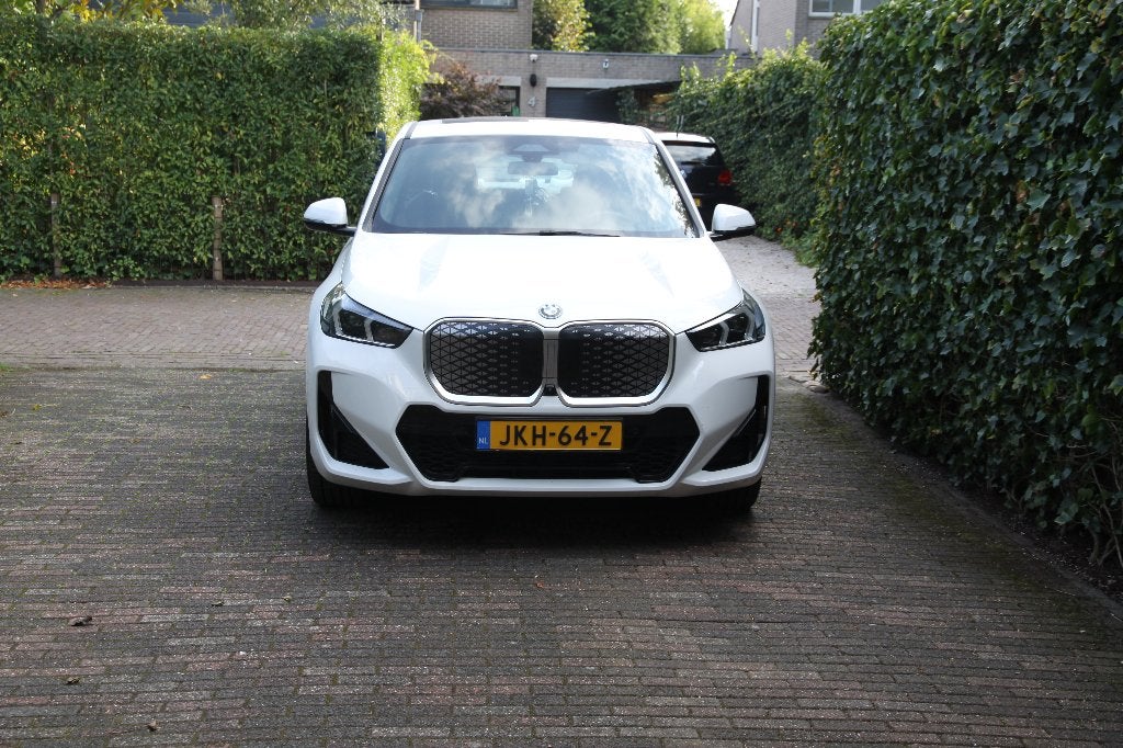 BMW IX1 eDrive20 M-Sport/Pano dak/Keyless /360 cam/ garantie, Alcantara, Wit, Elektrisch, Dealer onderhouden
