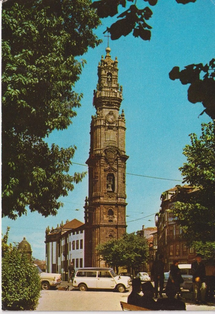 Portugal, Porto met auto's oa Mini Estate en Ford Anglia, Ophalen of Verzenden, 1960 tot 1980, Gelopen, Overig Europa