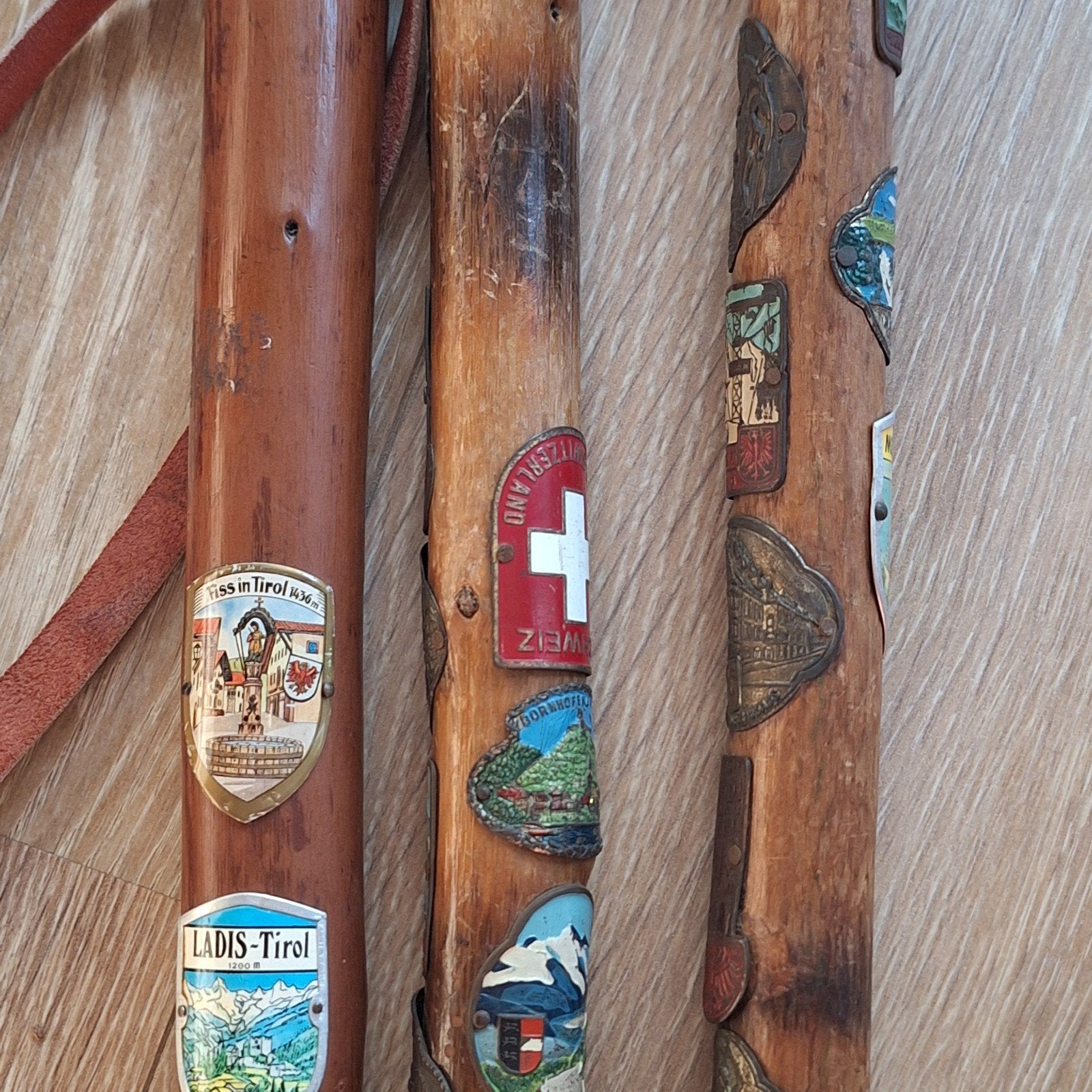 3 wandelstokken souvenir deco schildjes stokken stok, Ophalen of Verzenden, Gebruikt
