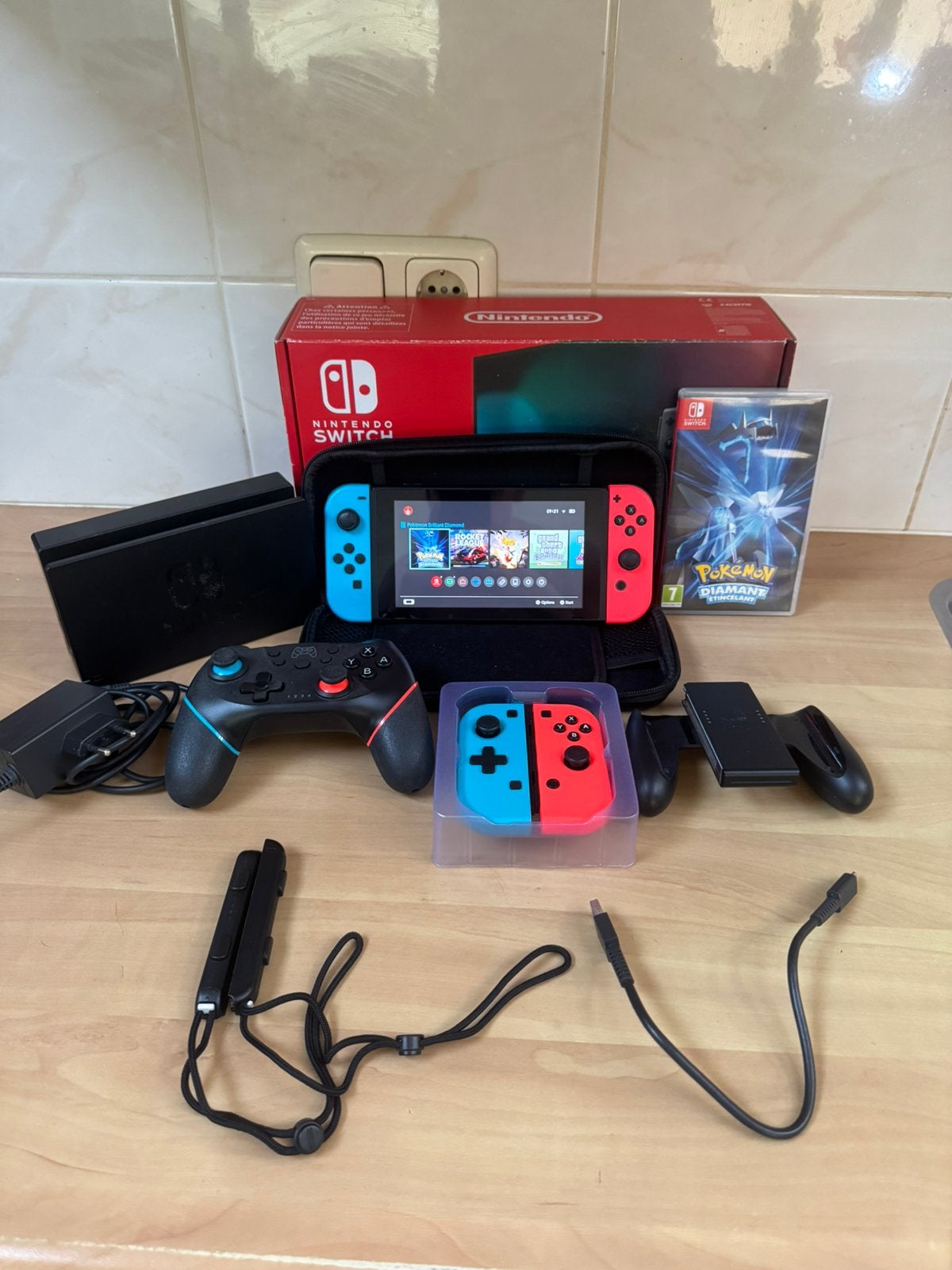 Nintendo Switch V2 + 4 Controllers + 64GB + Pokémon Diamant, G, G, B, Zo goed als nieuw