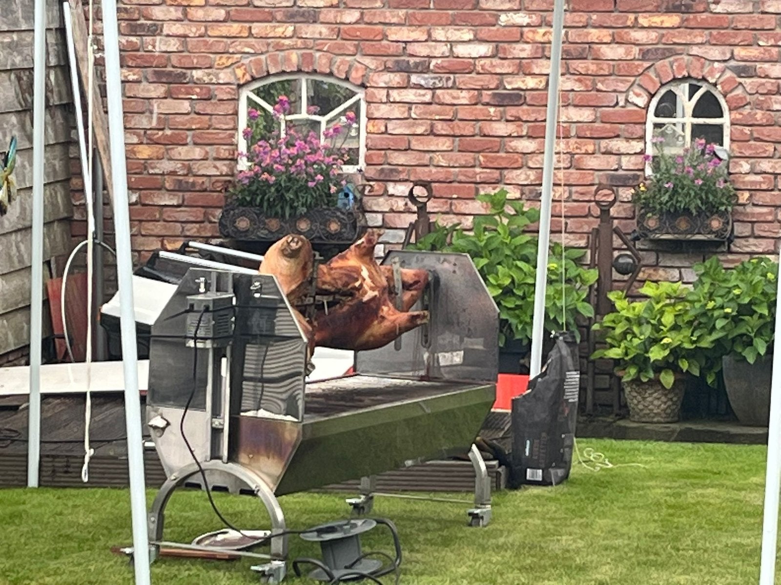 Grill bbq met elektrisch draaispit voor varken etc, Tuin en Terras, Barbecue-accessoires, Ophalen, Zo goed als nieuw
