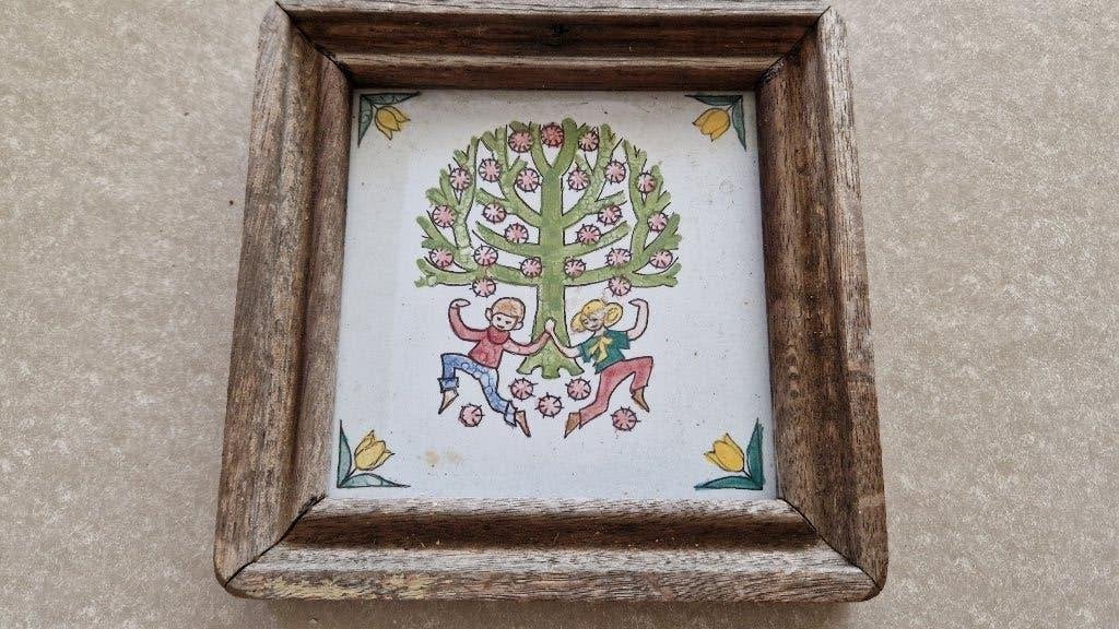 antieke tegel in oude houten lijst, Ophalen of Verzenden