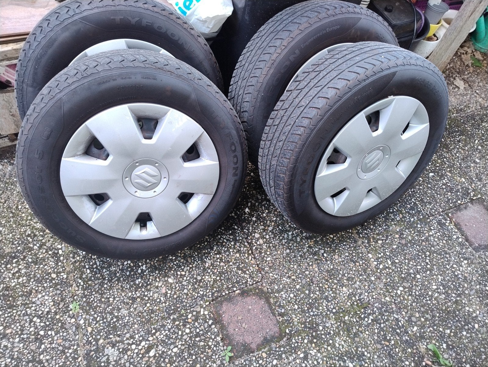195/65/R15 Typhoon banden met stalen velgen en Suzuki doppen, Ophalen, Gebruikt, 15 inch, Banden en Velgen