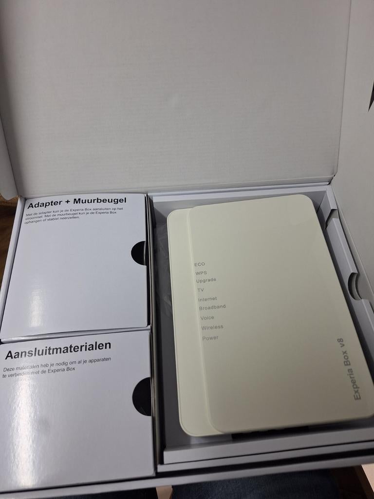 Experia Box V8 met adapter en muurbeugel, Computers en Software, Routers en Modems, Ophalen of Verzenden, Gebruikt, Router met modem