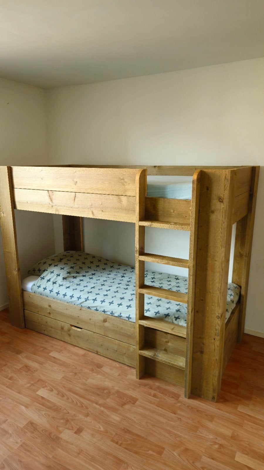 Stevig steigerhouten stapelbed met uitschuifbare lade, Ophalen, 90 cm, 160 tot 180 cm, Tweepersoons