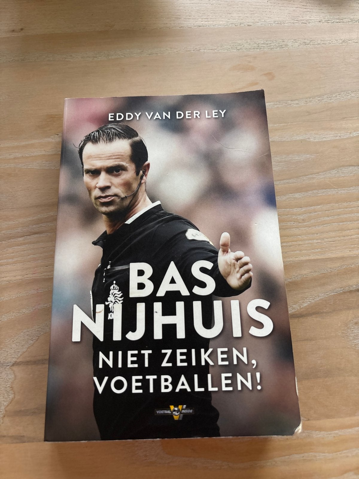 Bas Nijhuis - Niet zeiken, voetballen! (Boek), Ophalen of Verzenden, Gelezen, Balsport
