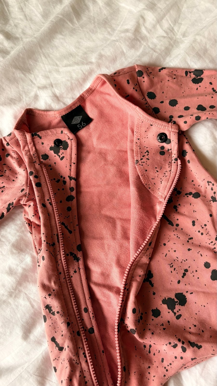 Roze baby jumpsuit met spetters - maat 56, Ophalen of Verzenden, Zo goed als nieuw, Jongetje of Meisje, Pakje