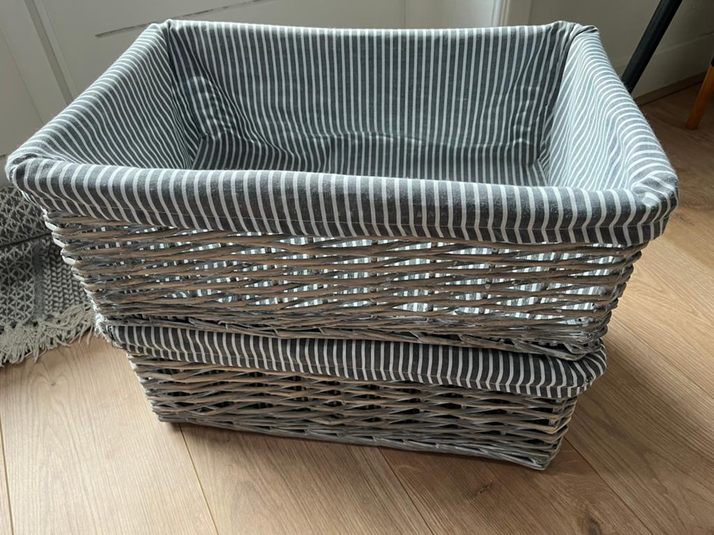 2x Rieten manden met stoffen binnenkant -licht grijs, Ophalen, Zo goed als nieuw, Rechthoekig, Riet