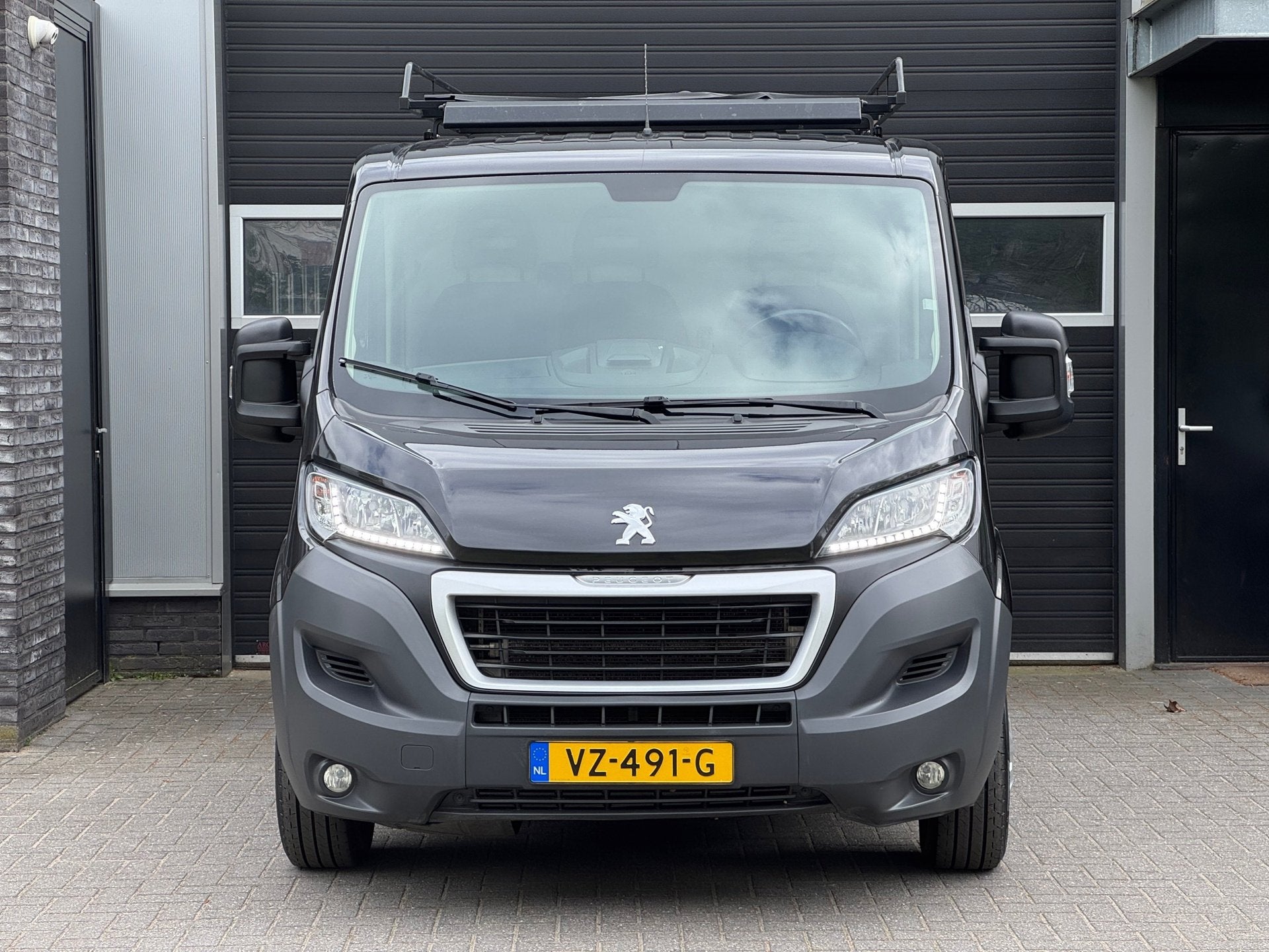 Peugeot Boxer 330 2.0 BlueHDI L1H1 Premium Pack 2x Schuifdeu, Auto's, Bestelauto's, Voorwielaandrijving, Gebruikt, Euro 6, 4 cilinders