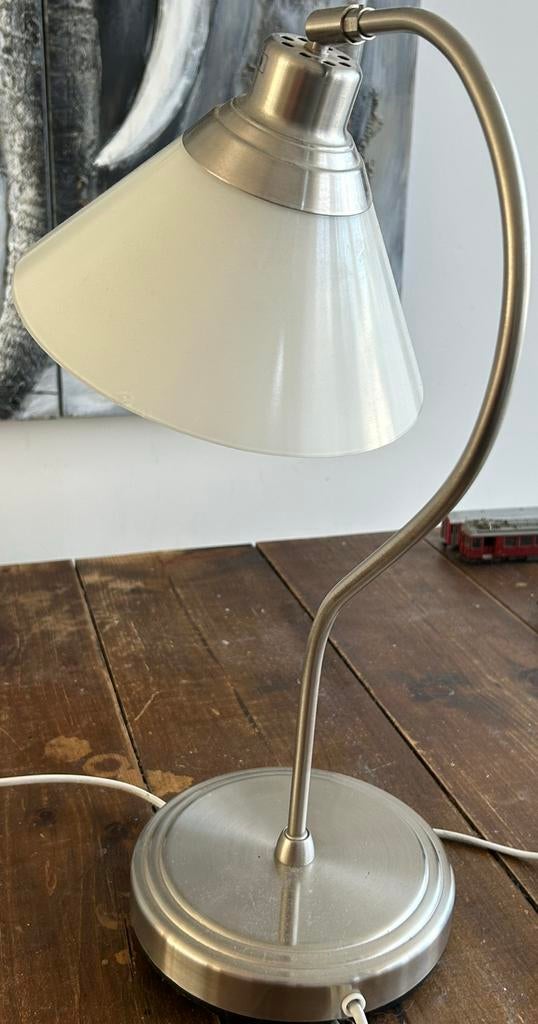 Vintage IKEA Kroby tafellamp - Melkglas & Chroom, Huis en Inrichting, Lampen | Tafellampen, Zo goed als nieuw, 50 tot 75 cm, Metaal