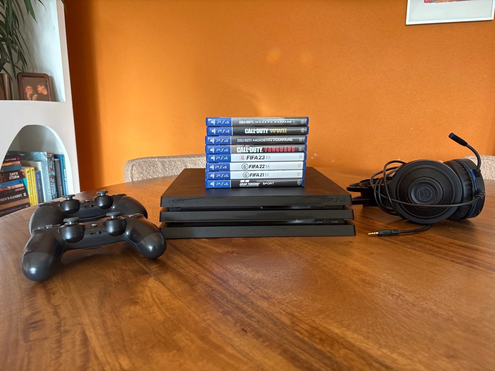 PS4 Pro met 2 controllers, headset en 8 games, Ophalen, Met games, Met 2 controllers, Zo goed als nieuw