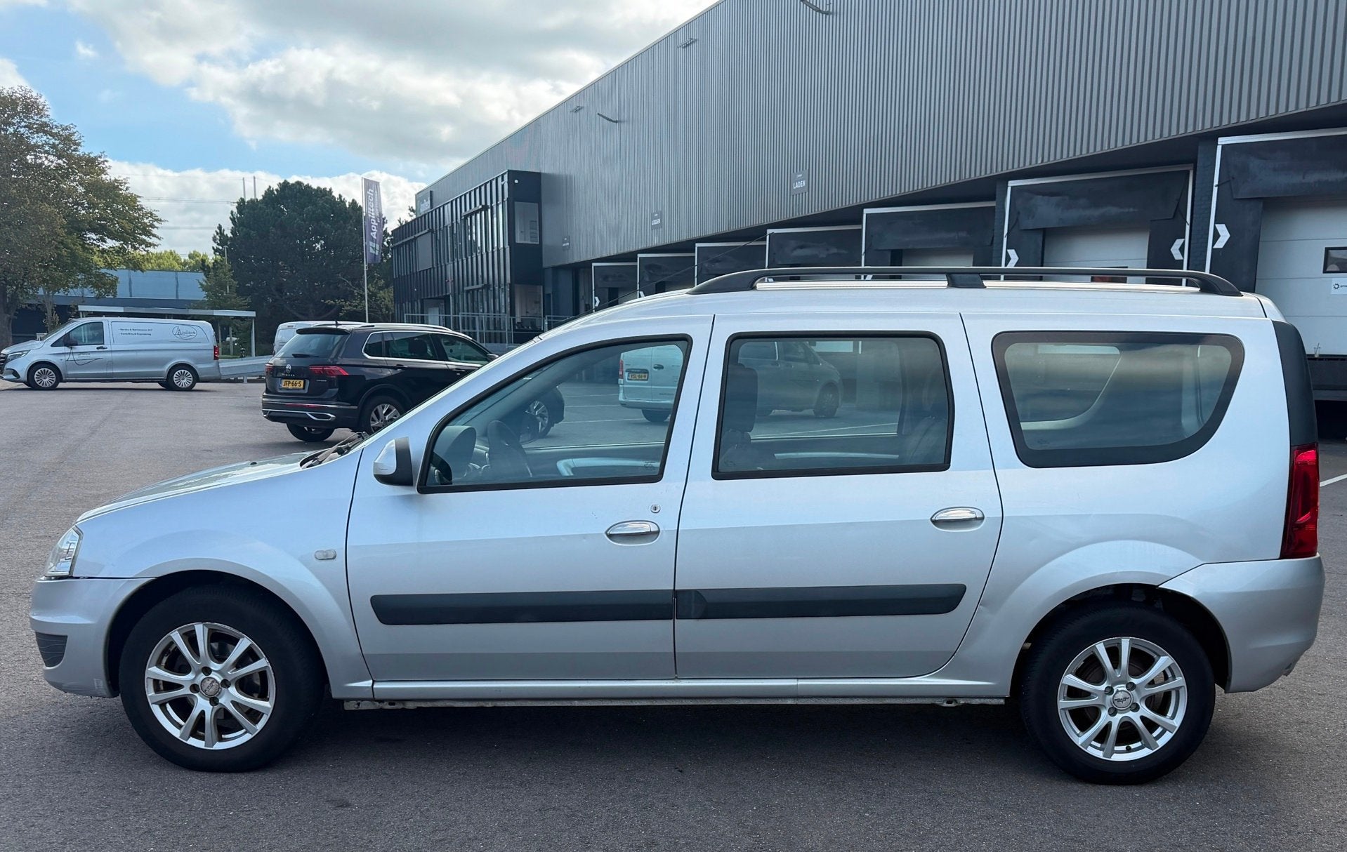 Dacia Logan MCV 1.6-16V Lauréate AIRCO/BLUETOOTH/VOLLEDIGON, Auto's, Stof, Gebruikt, Zwart, 4 cilinders
