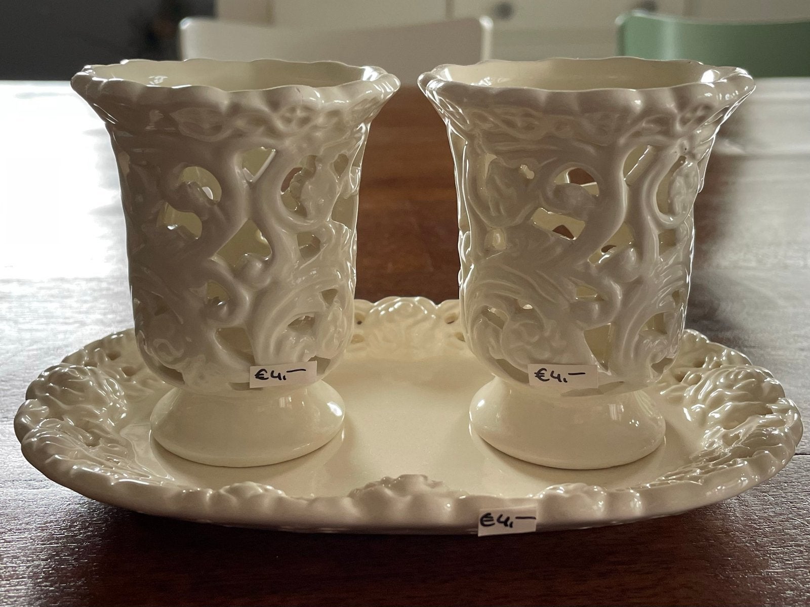 Decoratieve set: 2 vazen op schaal en een schaal, Beige, Ophalen of Verzenden, Steen/keramiek, Klassiek