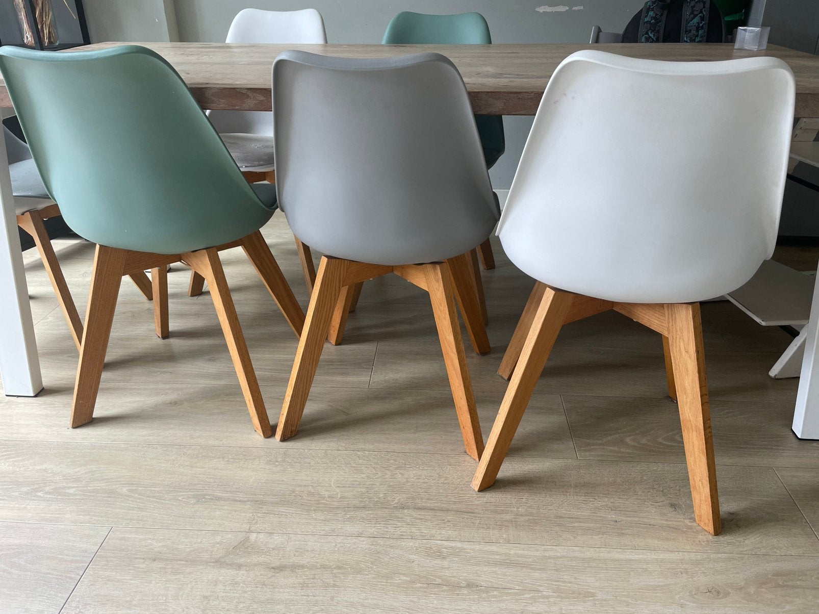 6 eetkamer stoele kunststof houten poten grijs groen wit, Huis en Inrichting, Stoelen, Gebruikt, Overige kleuren, Vijf, Zes of meer stoelen