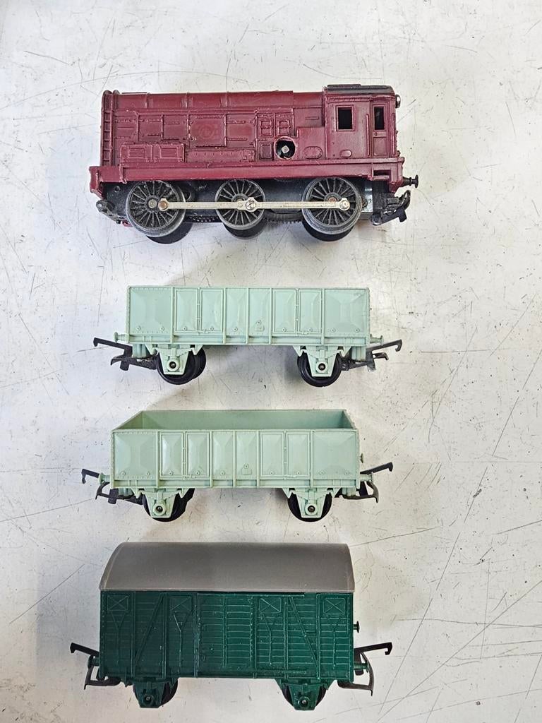 Modeltrein Ho TRIANG locomotief met wagons, Hobby en Vrije tijd, Modeltreinen | H0, Ophalen of Verzenden, Gelijkstroom, Locomotief