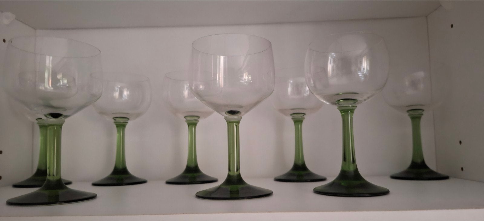 Set van 8 en set van 4 wijnglazen met groene voet, Verzamelen, Ophalen of Verzenden, Zo goed als nieuw, Overige typen