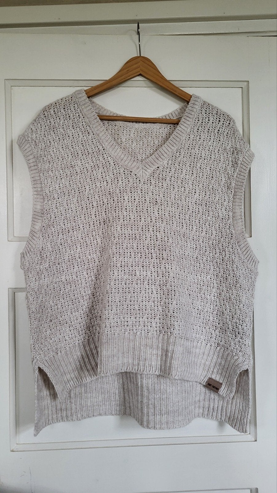 KNIT FACTORY. Gebreide spencer. Crème beige. Maat L. V-hals., Beige, Maat 42/44 (L), Ophalen of Verzenden, Zo goed als nieuw