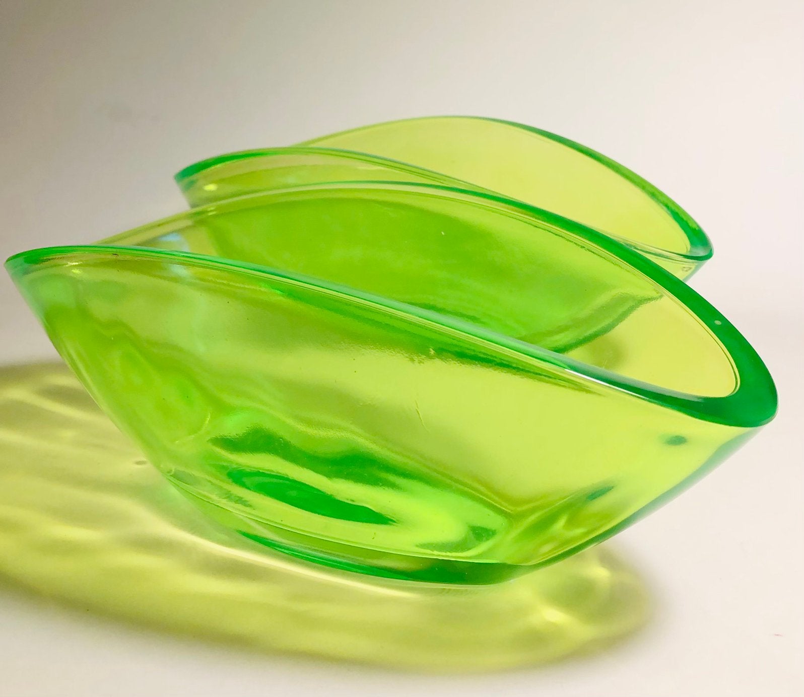 Twee neon groene, ovale schalen, prachtig appelgroen, Ophalen of Verzenden, Zo goed als nieuw, Ovaal