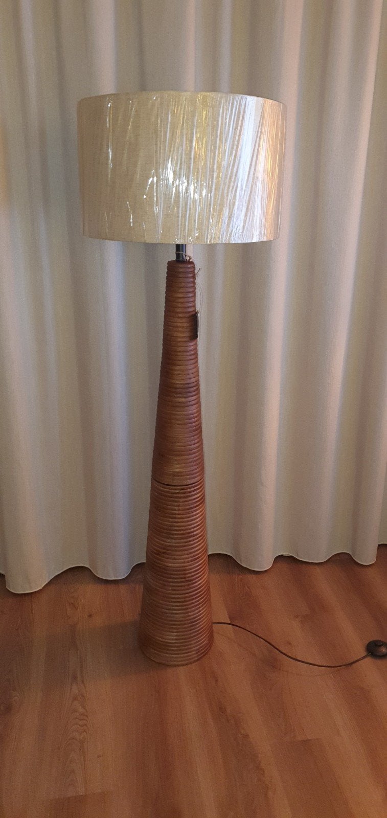 Nieuwe Vloerlamp uit India met Houten Voet en Beige Kap, Ophalen, 100 tot 150 cm, Nieuw, E27 (groot)