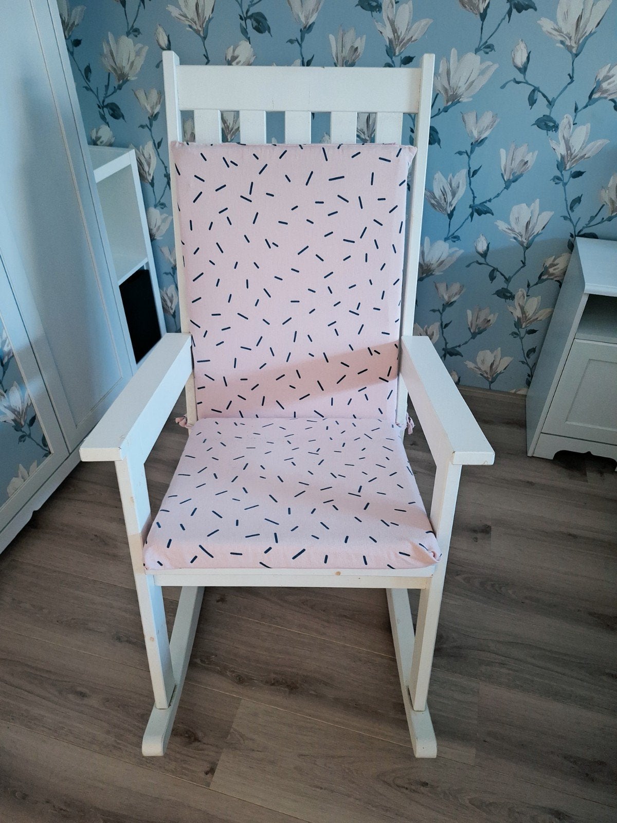 Witte houten schommelstoel met roze kussens, Ophalen, Stoel(en)