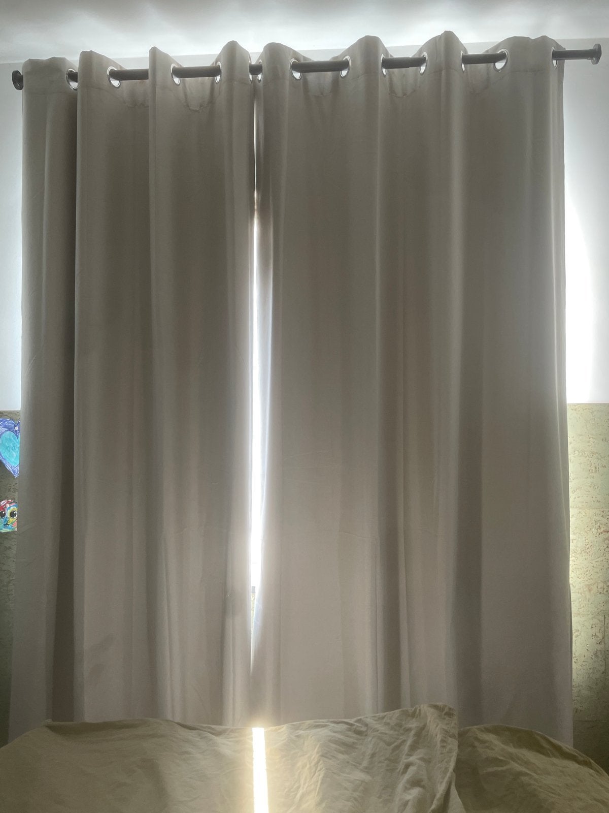 Lichtgrijze verduisterende gordijnen met ringen en roede, Huis en Inrichting, Stoffering | Gordijnen en Lamellen, Gebruikt, 200 cm of meer