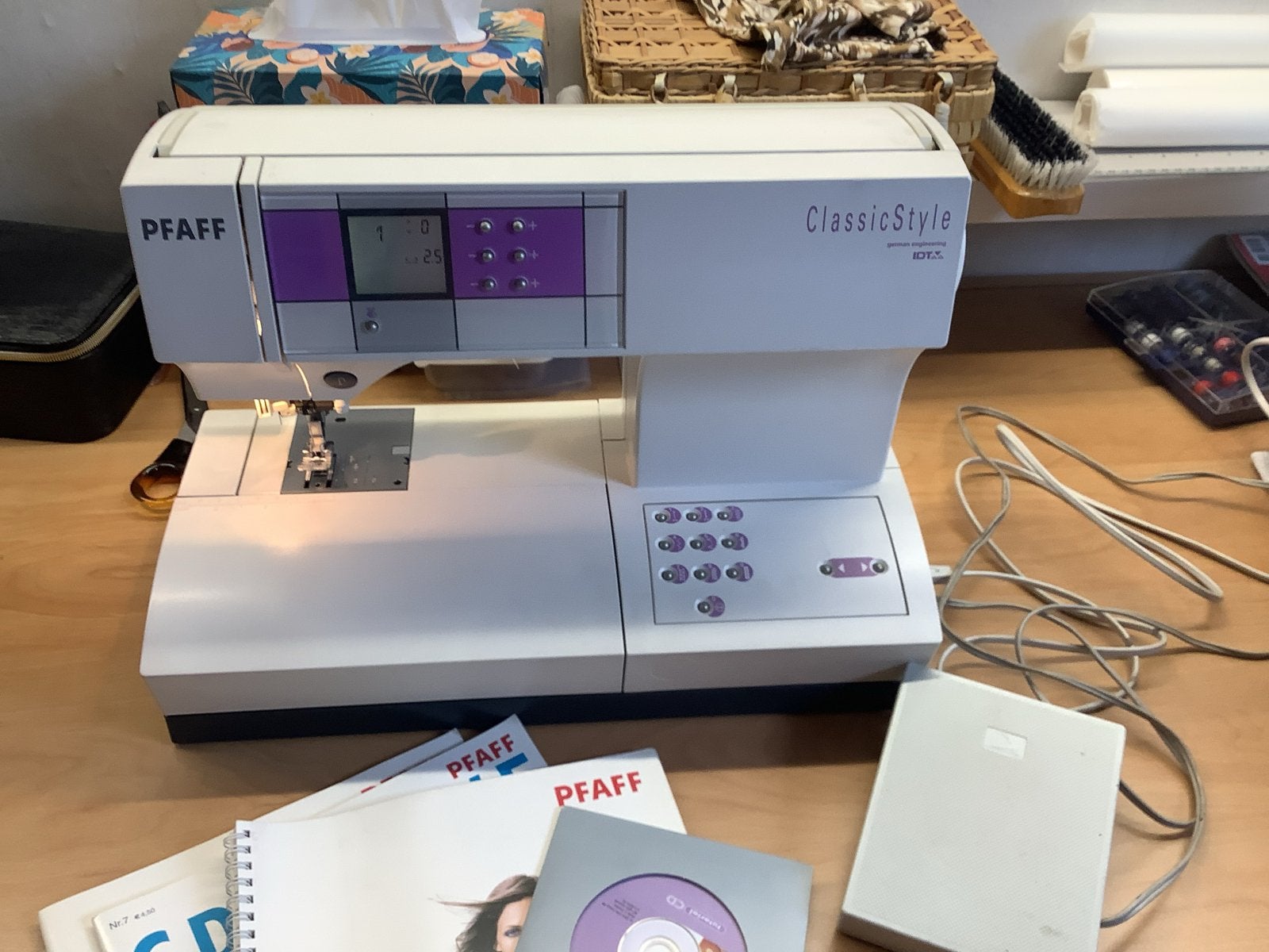 PFAFF 2025 Classic Style Naaimachine, Hobby en Vrije tijd, Naaimachines en Toebehoren, Ophalen, Gebruikt, Naaimachine, Pfaff