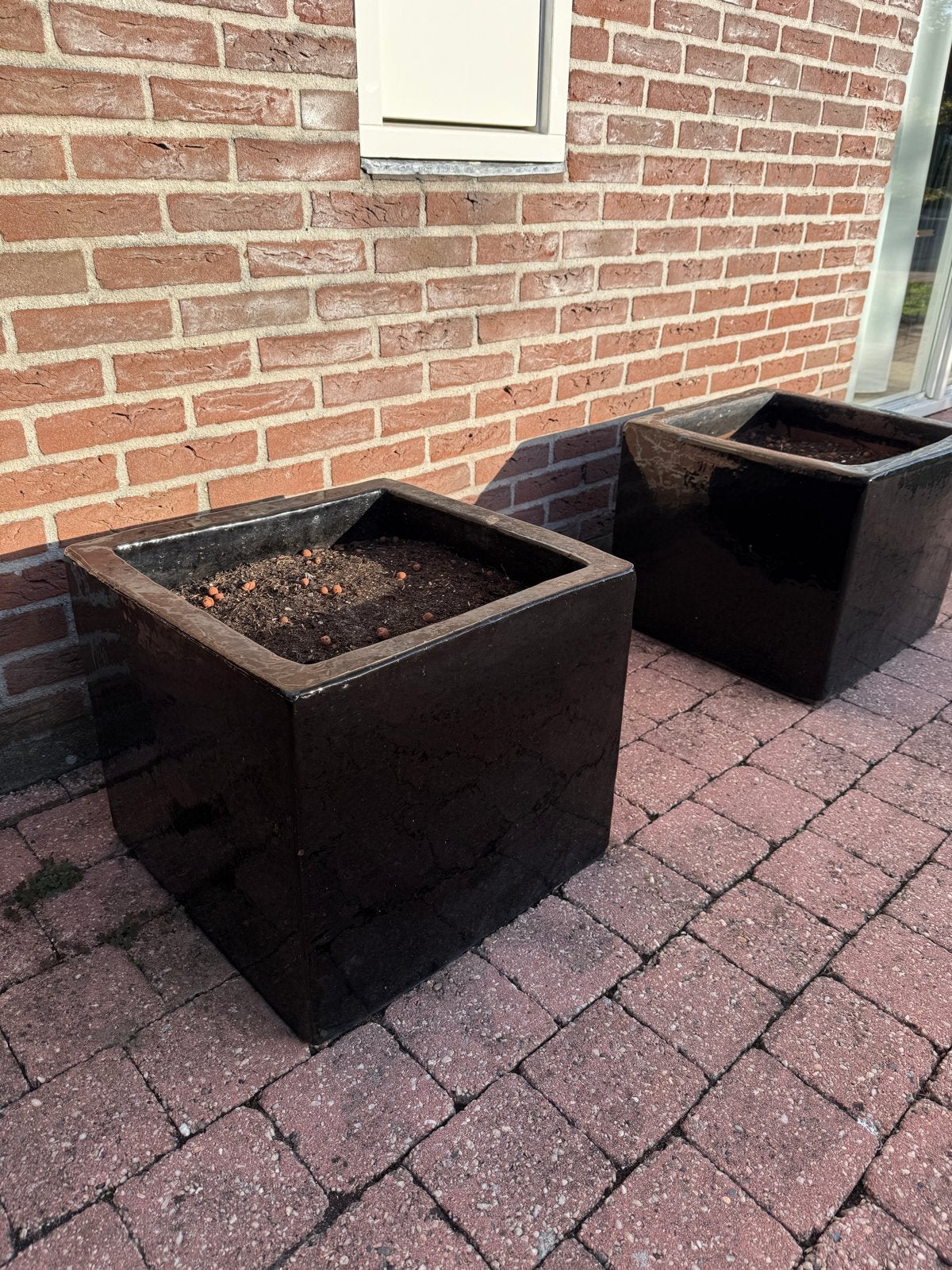 Twee zwarte vierkante plantenbakken, Tuin en Terras, Ophalen, Steen, Gebruikt, Minder dan 60 cm