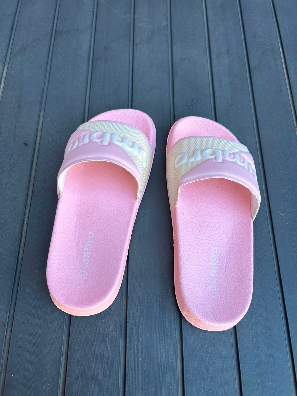 Umbro slippers maat 35 - Roze met wit logo, Ophalen, Gebruikt, Meisje, Overige typen