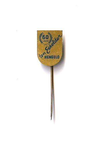 blikken speld ten Eekelder schoenen, Hengelo 60 jaar, Ophalen of Verzenden, Overige onderwerpen, Speldje of Pin