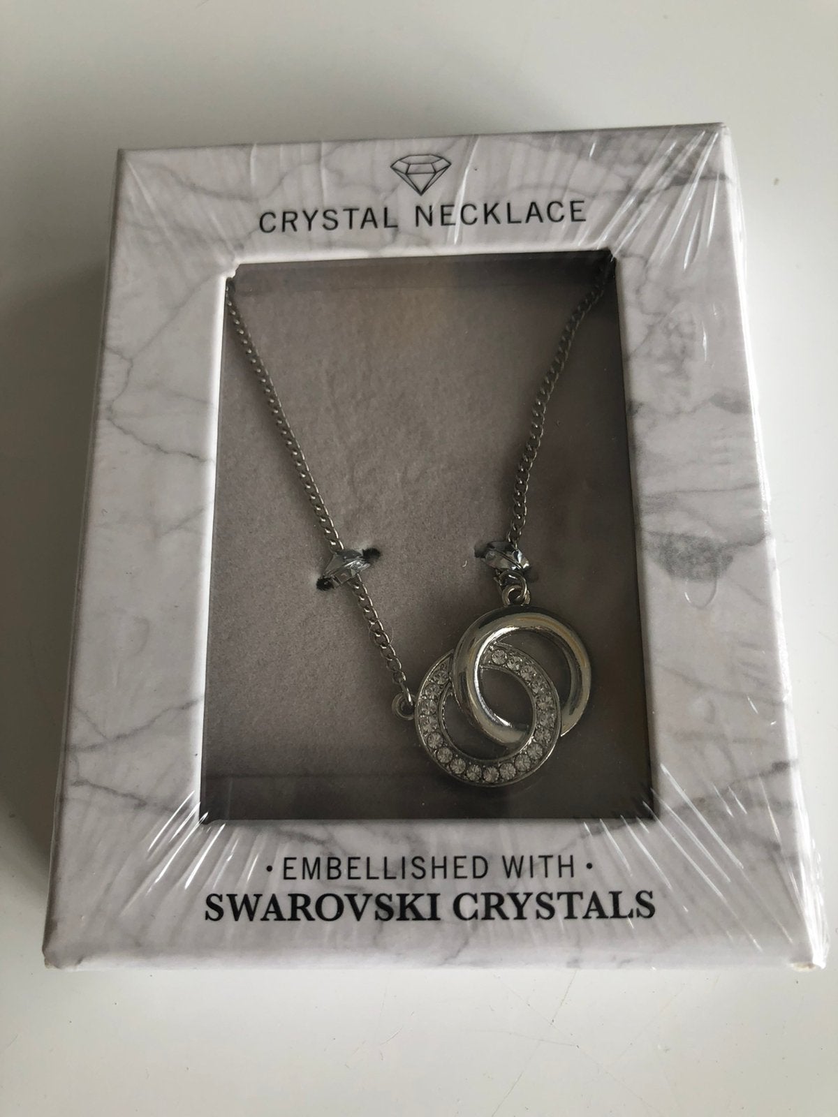 Zilverkleurige ketting met swarovski, nieuw in verpakking, Overige materialen, Nieuw, Ophalen of Verzenden, Met hanger