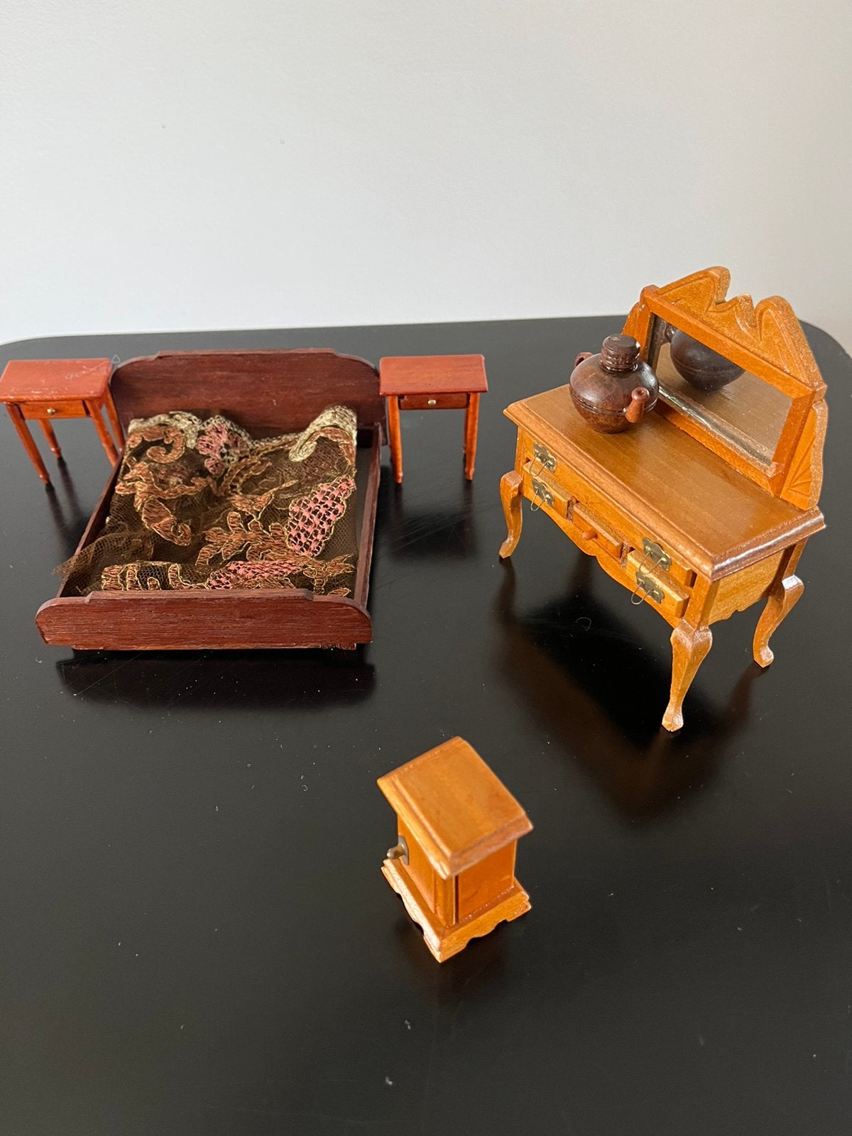 Poppenhuismeubeltjes,  antiek Hout; Slaapkamer set, Ophalen of Verzenden, Zo goed als nieuw, Poppenhuis