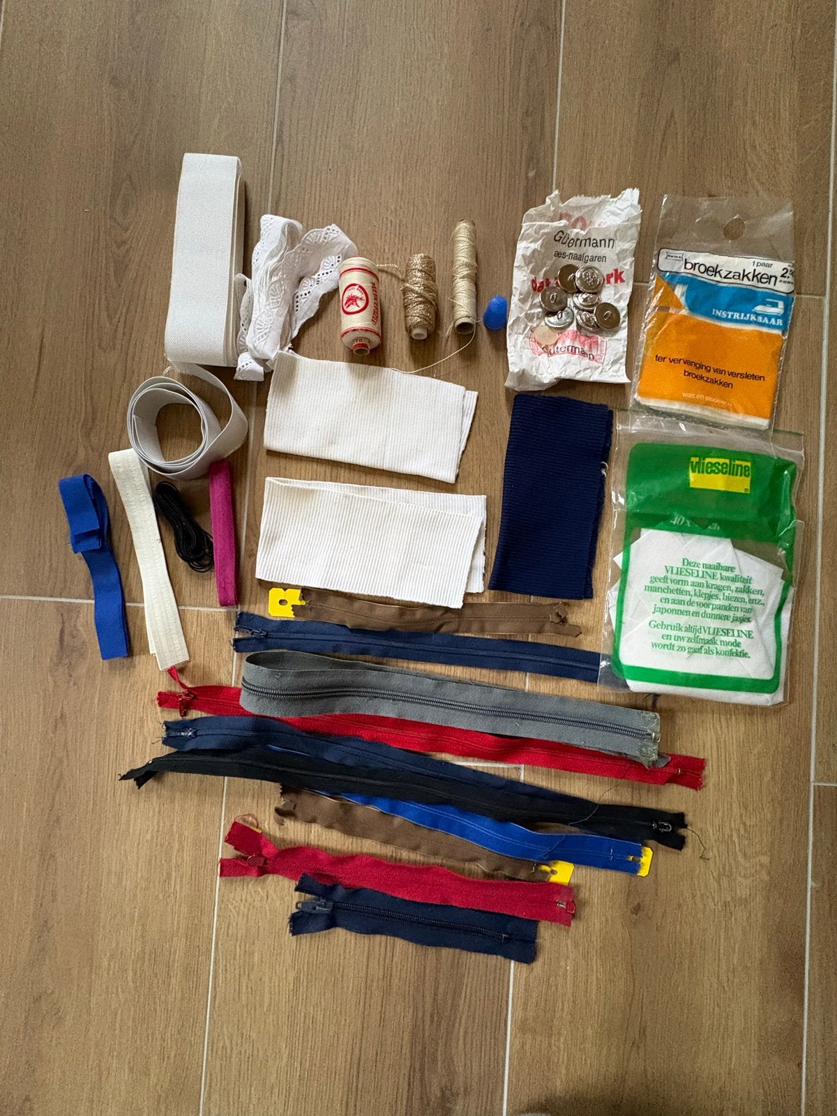 Diverse fournituren: ritsen, garen, vlieseline en meer, Hobby en Vrije tijd, Ophalen of Verzenden, Gebruikt, Rits of Sluiting