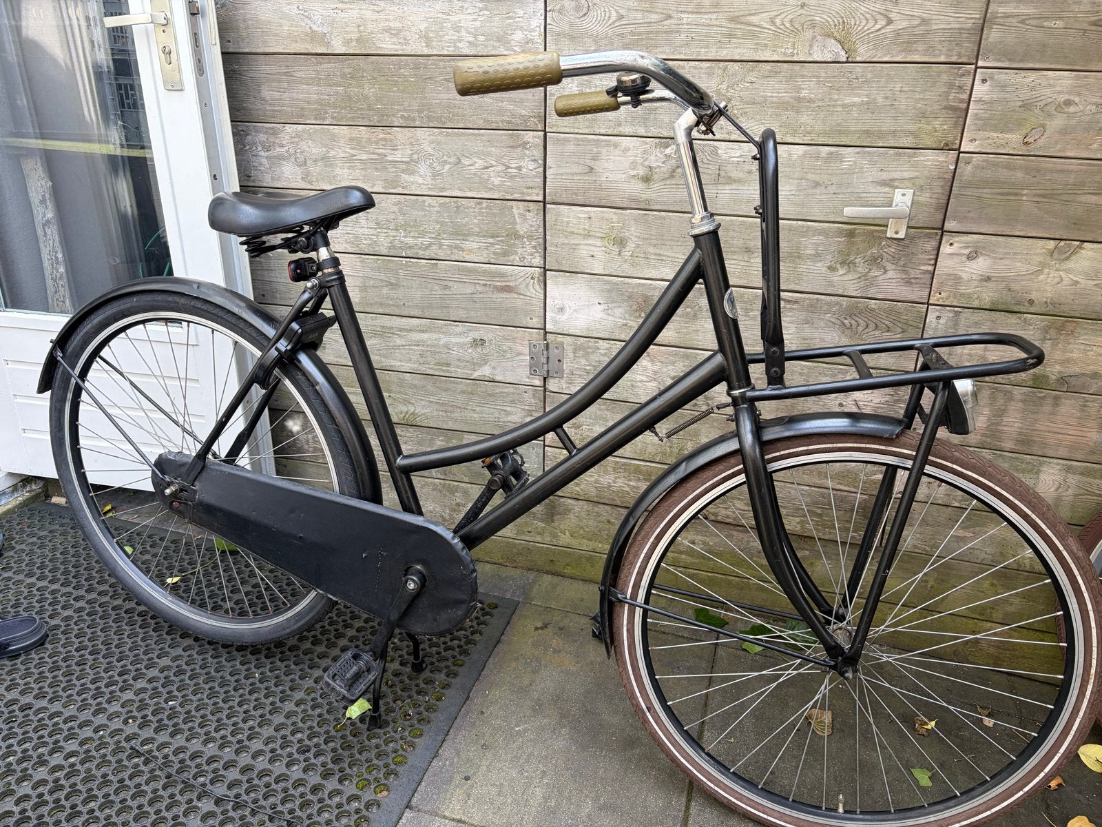 Zwarte 28 inch transportfiets met voordrager, Terugtraprem, Ophalen, Overige merken, 53 tot 56 cm