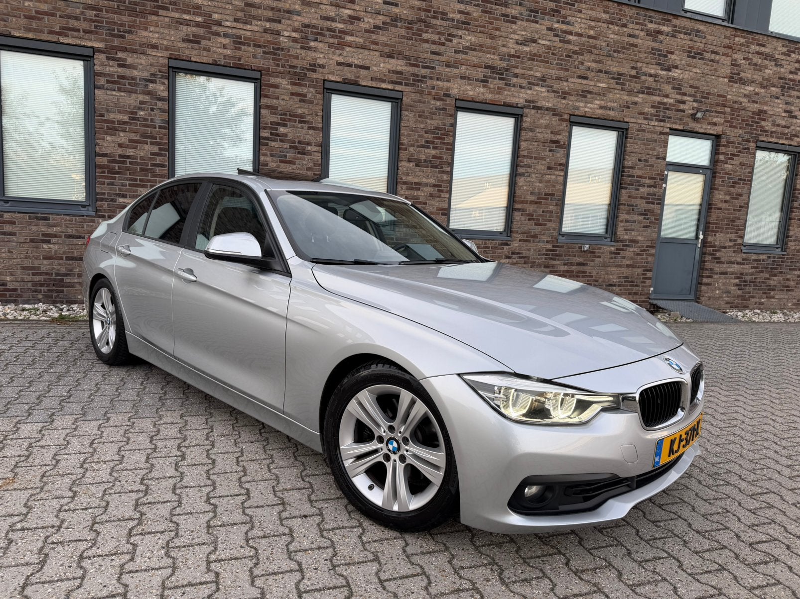 BMW 3-Serie 330I 252PK Sedan AUT Facelift Schuifdak Trekhaak, Automaat, Achterwielaandrijving, 1800 kg, Zwart